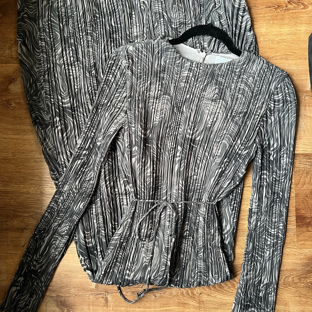 Pleated dress with waist tie